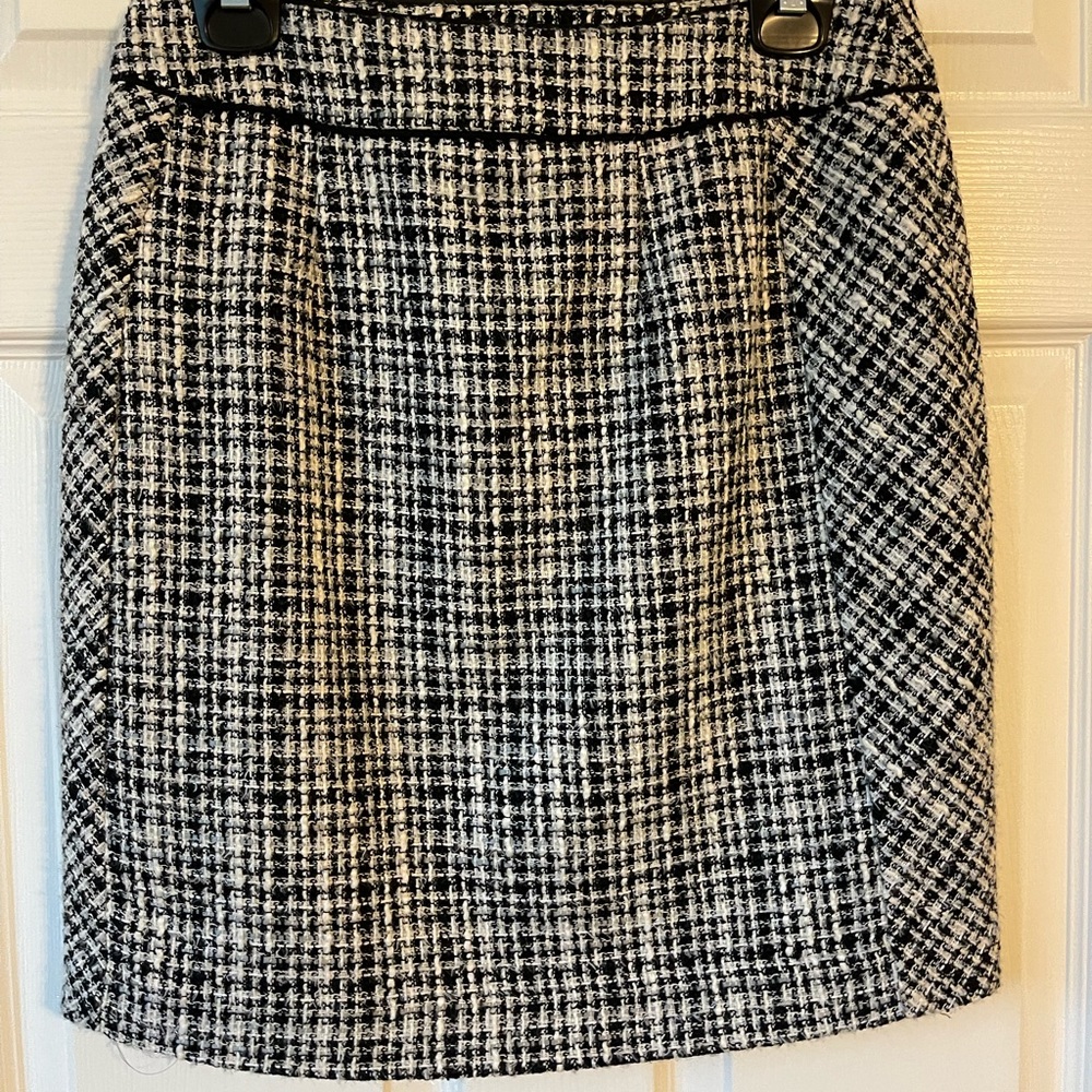 White House Black Market skirt. Size 6. Black and white.
